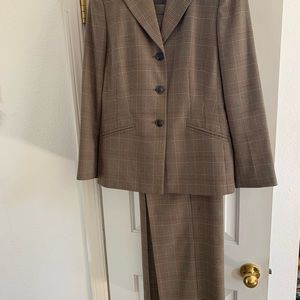 COPY - Women’s Le Suit size 6 Business suit.